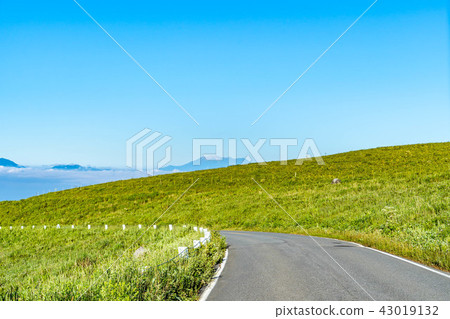 Road drive image of the plateau 43019132