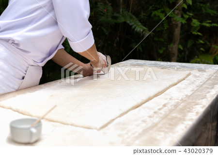 Chef cutting pasty with pizza knife  43020379