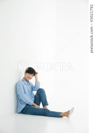 Male student, facial expression 43021792