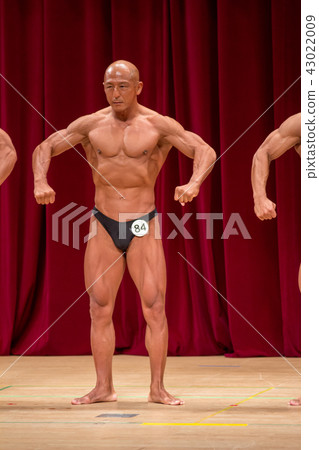 健美運動員前面放鬆 健美運動員前面放鬆 43022009