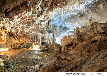 Cave lod phenomenon of stone stalactite Cave lod phenomenon of stone stalactite 43022546
