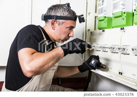 Electrician repairs and measures fuse box Electrician repairs and measures fuse box 43023376
