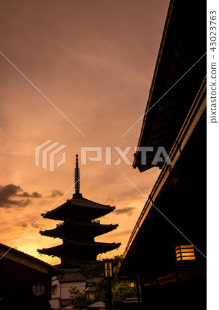 Yasaka Tower evening view Yasaka Tower evening view 43023763