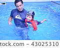 Parent and child playing in the pool 43025310