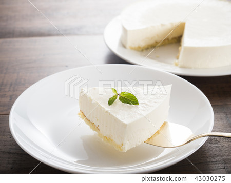 Rare cheese cake 43030275
