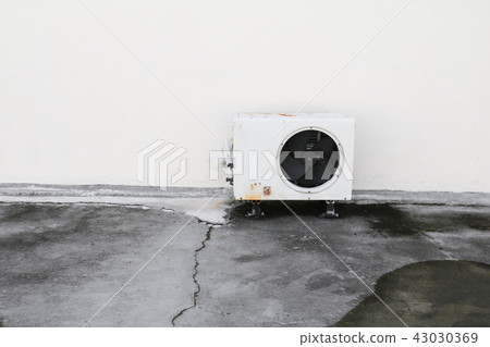 old white air conditioner compressor 43030369