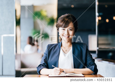 Business scene female 43031931
