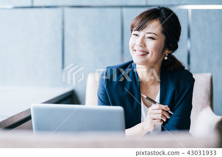 Business scene female 43031933