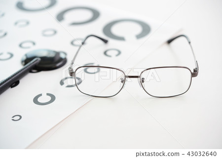 Visual acuity test image 43032640