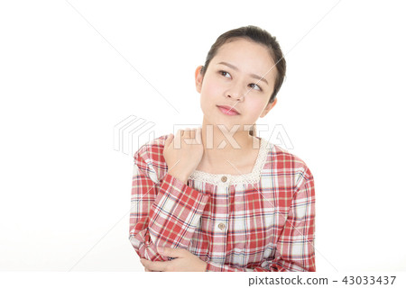 女人抱怨肩膀僵硬 女人抱怨肩膀僵硬 43033437