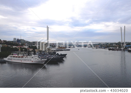 Golden Horn Bridge over Golden Horn Bay 43034020