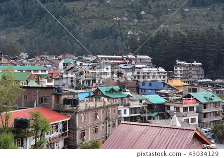 印度的喜馬拉雅山區房屋和密集房屋的行 43034129