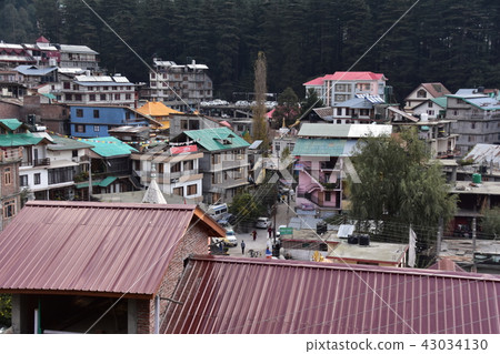 印度的喜馬拉雅山區房屋和密集房屋的行 印度的喜馬拉雅山區房屋和密集房屋的行 43034130