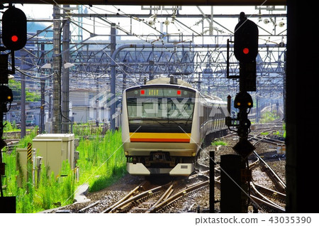 A train to and from Tachikawa A train to and from Tachikawa 43035390