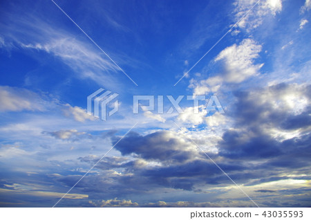 漂浮在藍天上的雲彩 漂浮在藍天上的雲彩 43035593