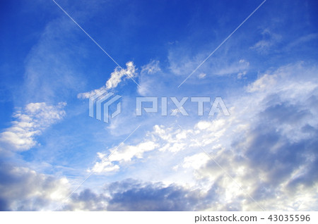 漂浮在藍天上的雲彩 漂浮在藍天上的雲彩 43035596