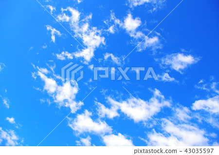 漂浮在藍天上的雲彩 漂浮在藍天上的雲彩 43035597