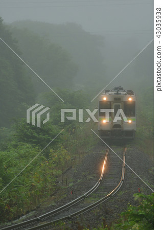 火車在霧中運行 43035938