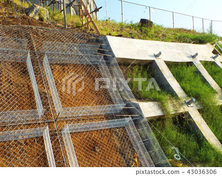 法蘭面防災工作將板條網拉伸到模板網架施工 43036306