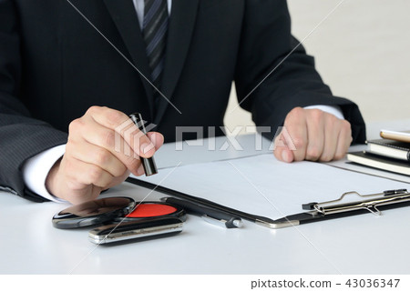 Businessman who signs a contract 43036347