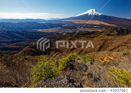 從Rodge Mountain山脊線看富士山和忍野的街道 43037961