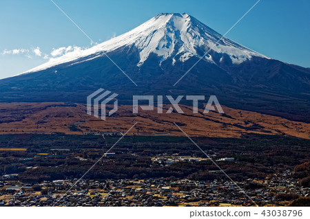從Taka-za和富士山觀看的忍野的城市景觀 43038796