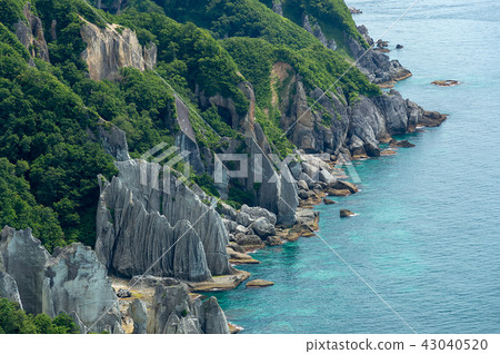 [Saimura, Shimokita Peninsula, Aomori Prefecture] Hotokegaura is a landscape of gorgeous paradise with a variety of large and small strange rocks made by green tuff. 43040520