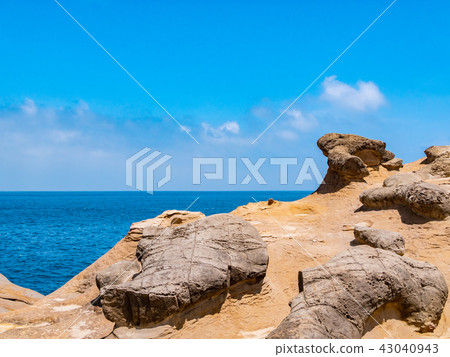 The bizarre rock formations of Yehliu Geopark 43040943