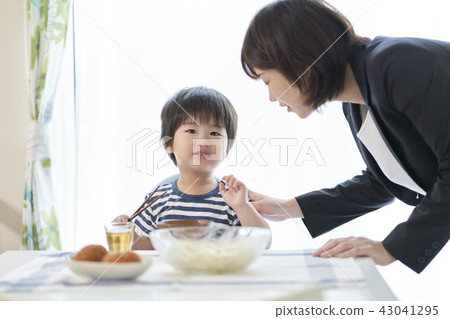 Working Mom Single Mother Rice Family Working Mom Single Mother Rice Family 43041295