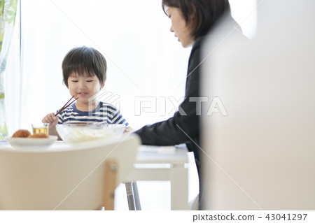 工作媽媽單身母親米家庭 工作媽媽單身母親米家庭 43041297