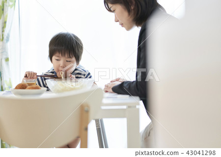工作媽媽單身母親米家庭 工作媽媽單身母親米家庭 43041298