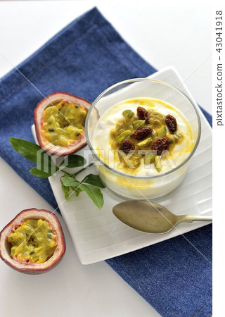 百香果和酸奶甜點/西番蓮果傻瓜 43041918