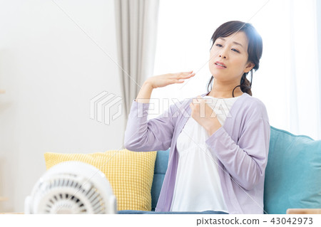 有電扇的主婦涼快的母親母親 43042973