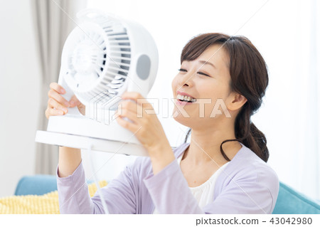 有電扇的主婦涼快的母親母親 43042980