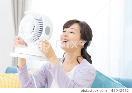 有電扇的主婦涼快的母親母親 43042982