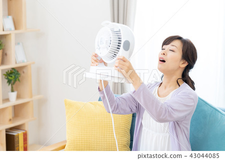 Housewife cool mother mother with electric fan 43044085