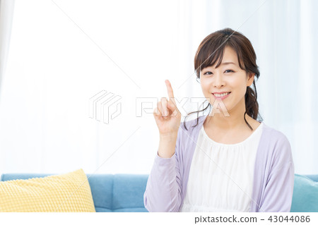 Mother middle woman full-time housewife 43044086