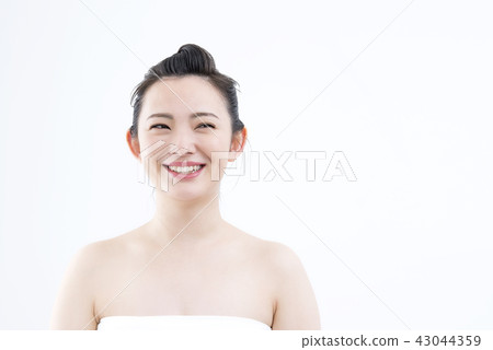 Cosmetic image of young women 43044359