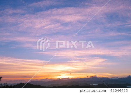 明亮的紅色早晨煥發和日出山脈和Nogunikawa村莊奈良縣 明亮的紅色早晨煥發和日出山脈和Nogunikawa村莊奈良縣 43044455
