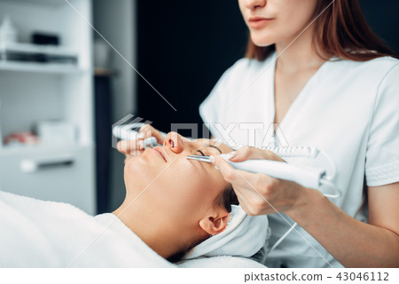 Face rejuvenation procedure, beauty medicine 43046112