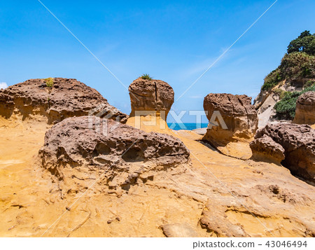 The bizarre rock formations created by jointing and weathering in Yehliu Geopark The bizarre rock formations created by jointing and weathering in Yehliu Geopark 43046494