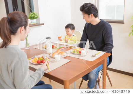 3 people family meal scenery 3 people family meal scenery 43048749