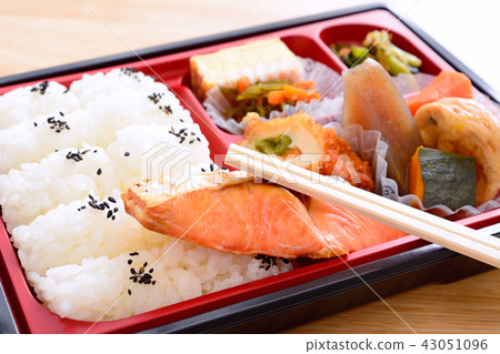 Lunch box of delicious salmon's curtain 43051096