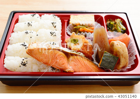Lunch box of delicious salmon's curtain 43051140