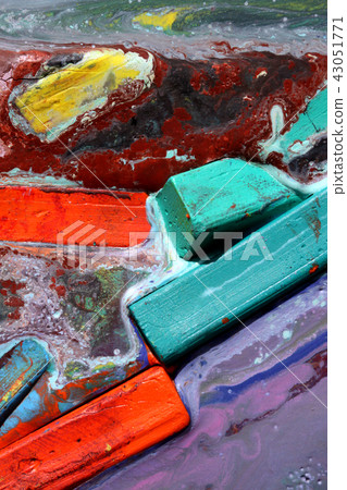 Oil pastels 43051771