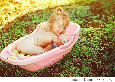 child washes in the bath 43052779