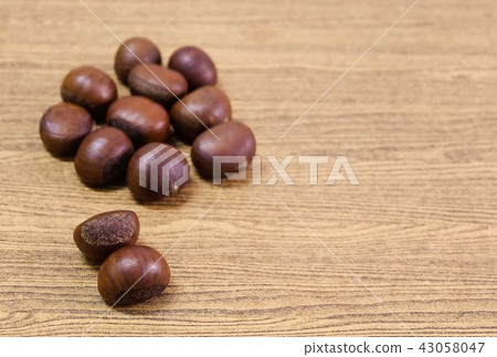 Delicious Roasted Chestnuts on The Wooden Table 43058047