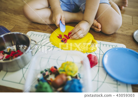 孩子享受粘土戲劇 43059303