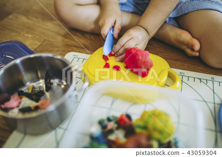 孩子享受粘土戲劇 孩子享受粘土戲劇 43059304