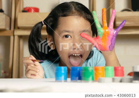 The little girl is showing painted color on hand 43060013